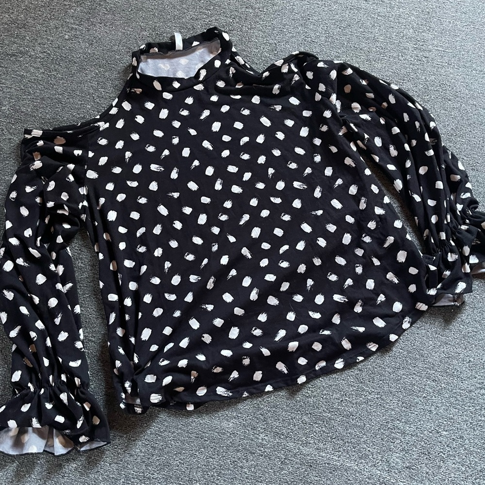 Acting Pro cold shoulder shirt super soft ruffled sleeves
